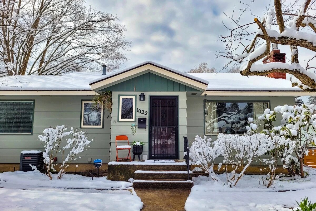 Cozy 4BR CDA Home with Fireplace, Fenced Yard & Fast WiFi