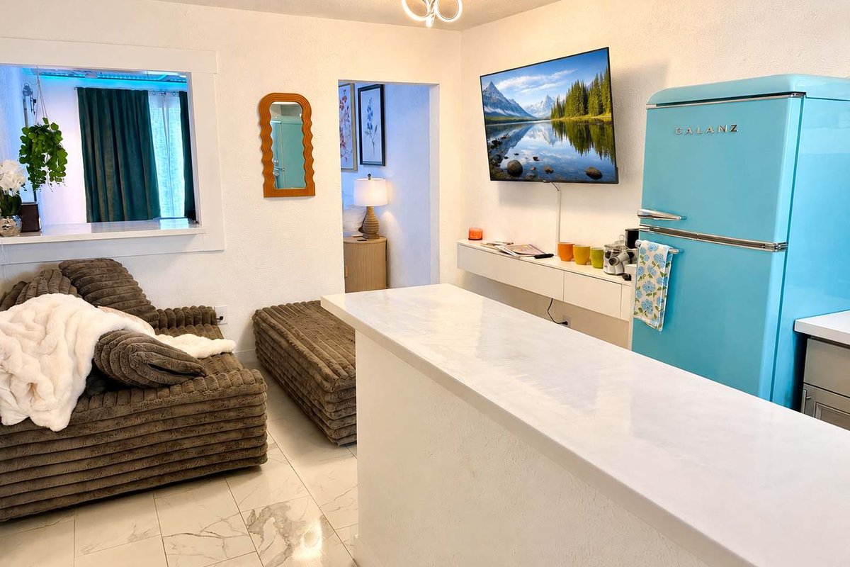 The Cozy Koi Walk to the CDA Resort With Private Porch