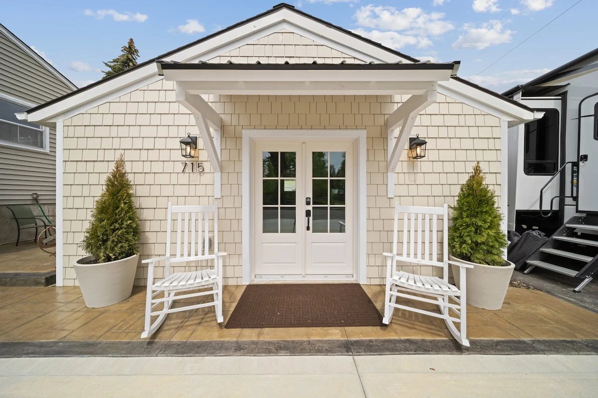 Charming Downtown Cottage w/ Modern Amenities