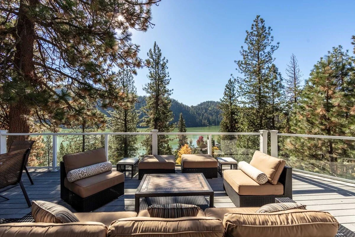 Lakeside Family Retreat with Breathtaking Views
