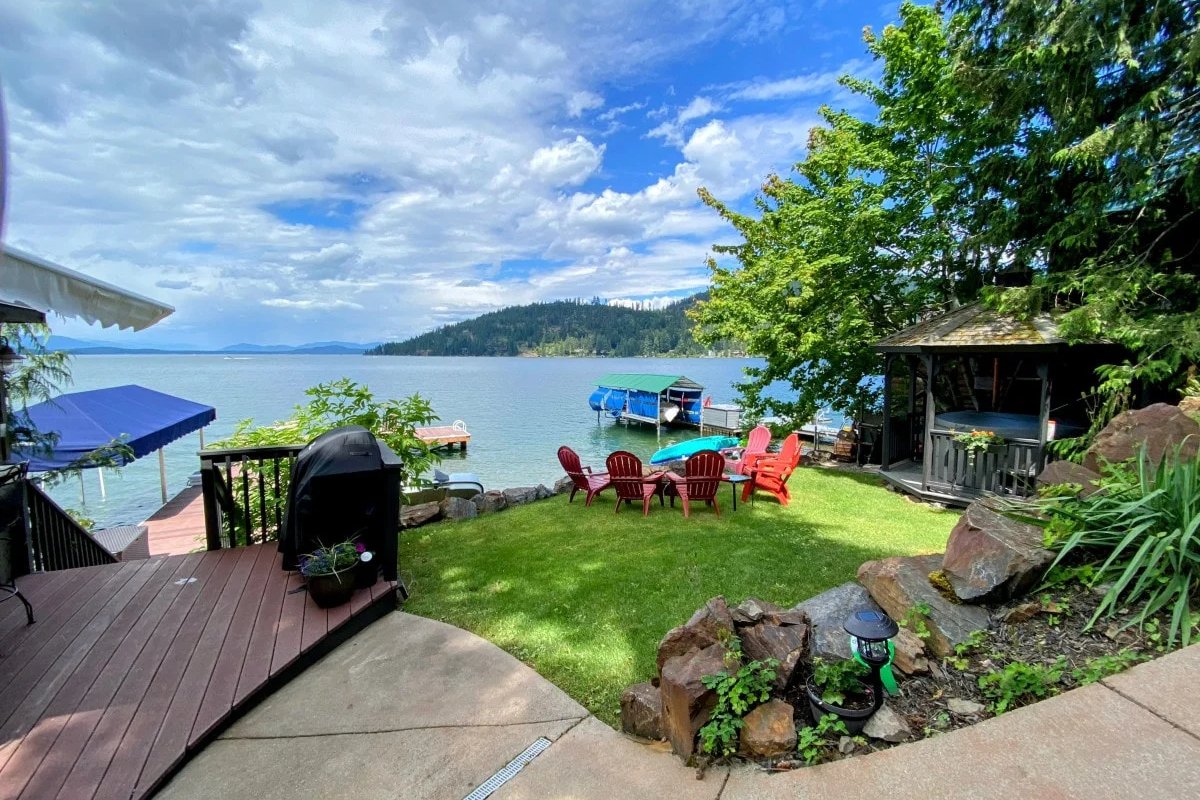 Cabin With Hot Tub And Private Dock in Bottle Bay