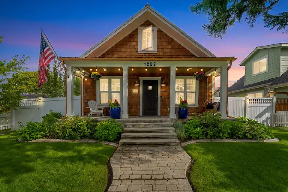 Luxury Historic Cottage w/ Chef's Kitchen Downtown